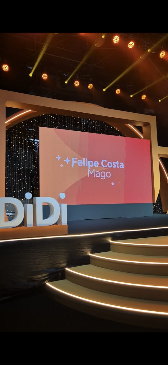 Felipe Costa en el escenario de un gran evento